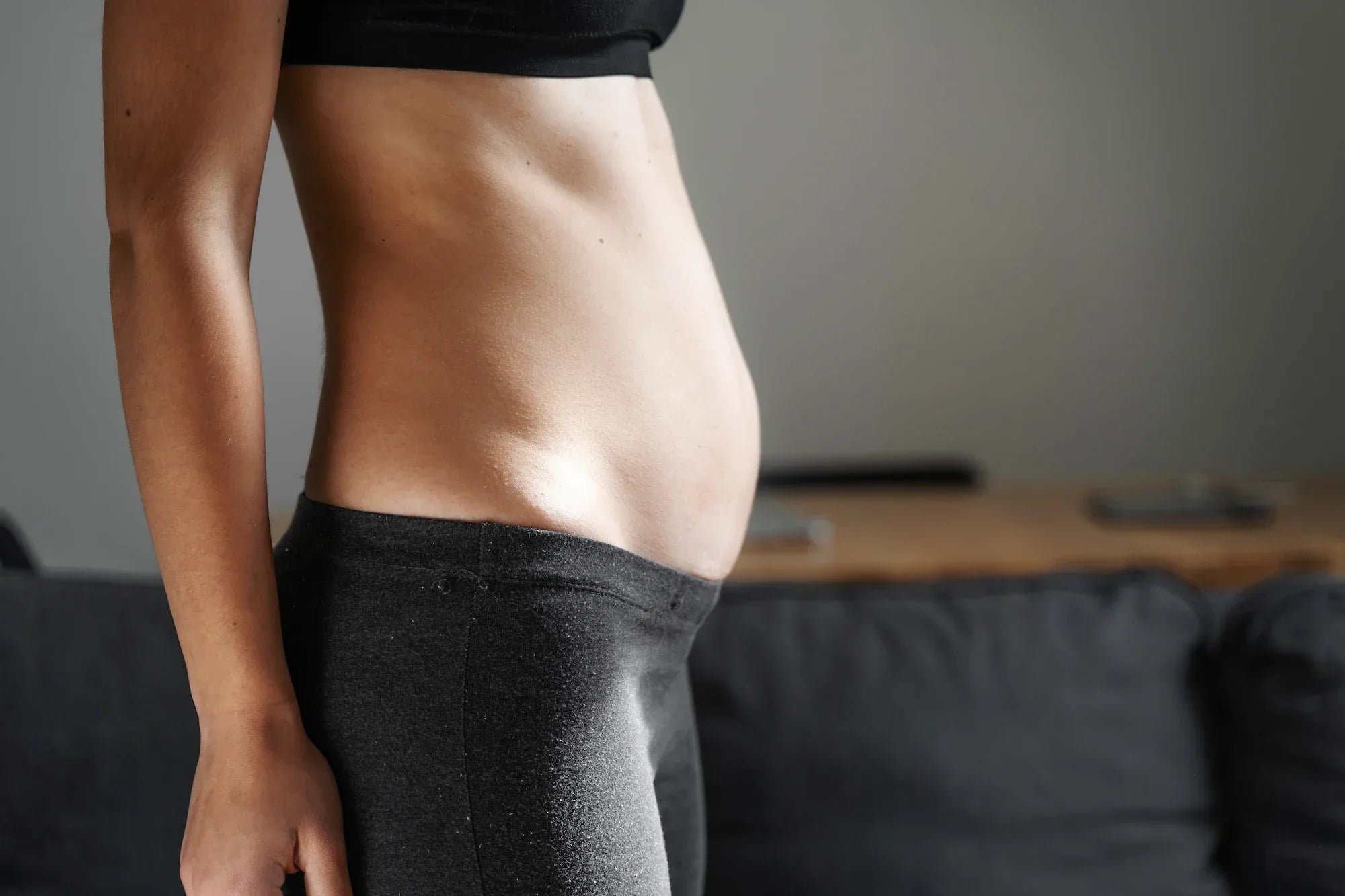 Inchaço na TPM? Como as fibras prebióticas desinflamam de dentro para fora e aliviam o incômodo abdominal